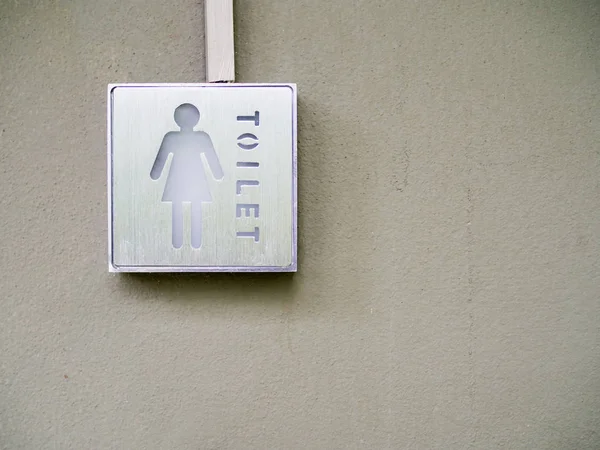 Vrouwelijke toilet teken, zilveren vrouw banner op muur — Stockfoto