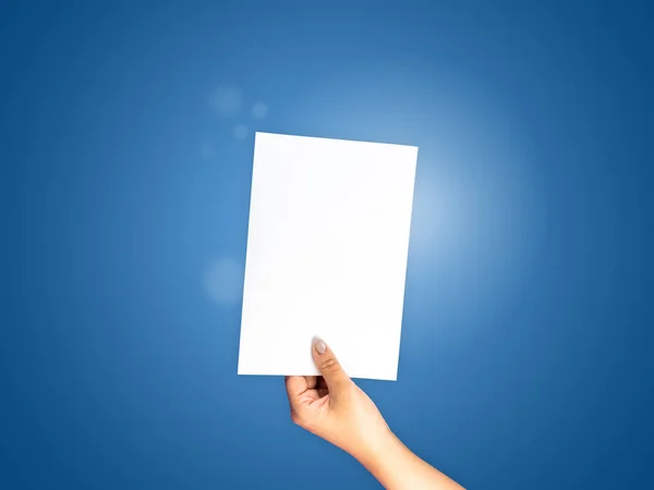 Papel mão segurando em fundo gradiente azul, fundo de negócios — Fotografia de Stock