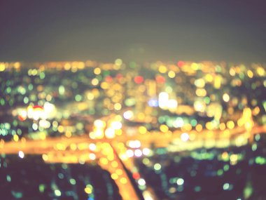 Gökyüzü şehir manzaralı, çatı görünümü gece bulanık