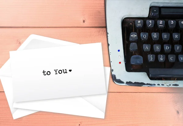 Om u te omhullen liefde brief tekst op stapel brieven met vintage t — Stockfoto