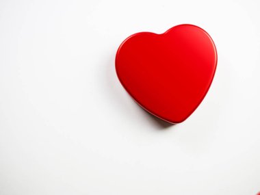 Beyaz arkaplanda kırmızı kalp şekli