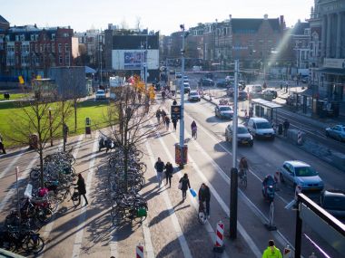 Stedelijk M önünde Van Baerlestraat sokakta insanların seyahat