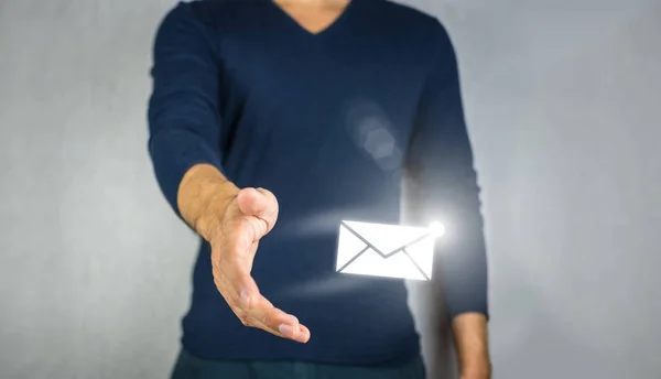 Mail teken lichteffect, vangen met de hand van de man — Stockfoto