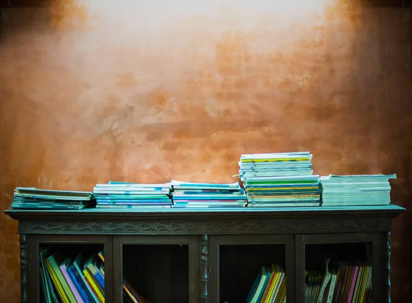 Book shelf and vintage concrete wall, reading and library concep — Stock Photo, Image