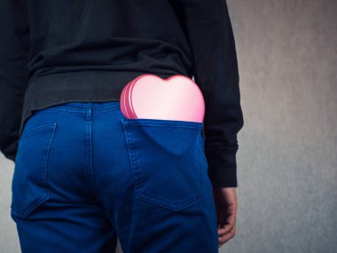 Pembe Kalp şekli pantolon cebinde