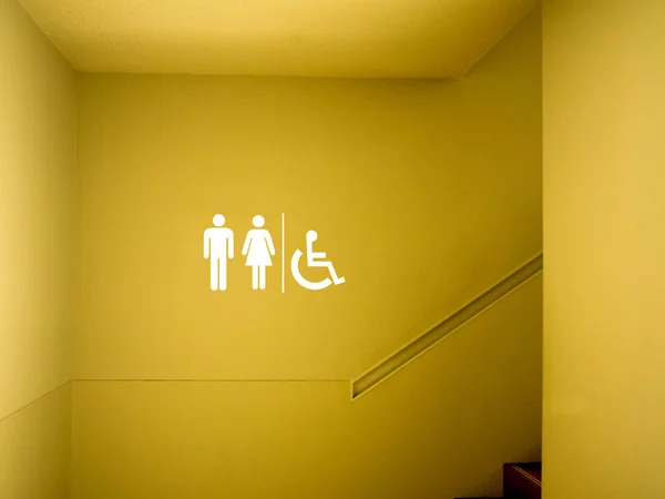 Toilet bord in gebouw, mannelijk, vrouwelijk en handicap teken — Stockfoto