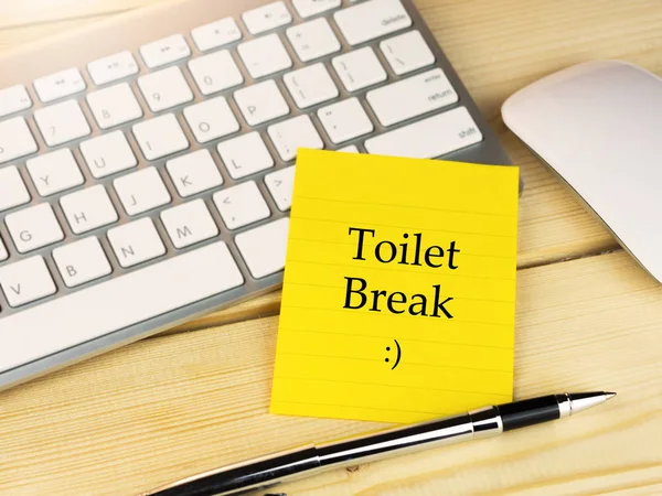 Toilet pauze met smiley icoon op notitie, office werk concept — Stockfoto