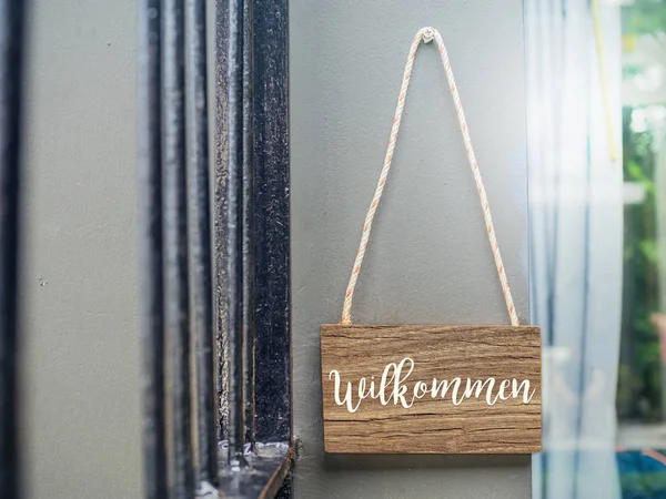 木製の壁掛け 5532-7042 にドイツ語で Wilkommen へようこそ — ストック写真