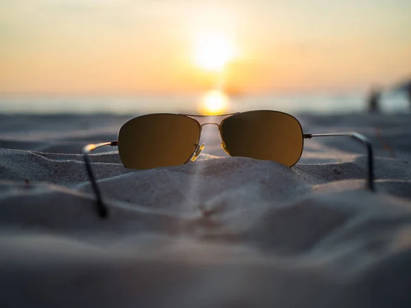太阳在夕阳光下沙上的眼镜海滩和旅行概念 — 图库照片