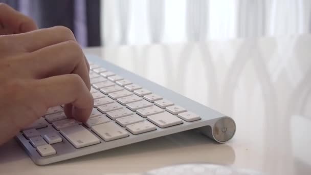 Typen Toetsenbord Van Computer Werken Bureau — Stockvideo