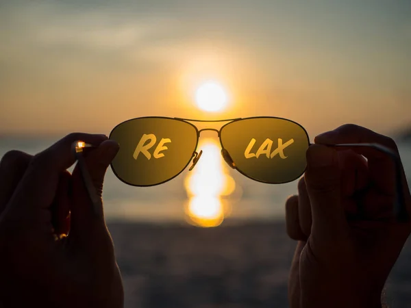 Relaxe texto em óculos de olho — Fotografia de Stock