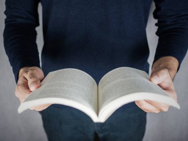 Adam açar ve uzun kollu gömlek, yüzü olmayan kitap, üst, görünümden okur