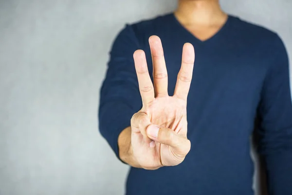 Gesto de mano saludo de tres dedos, sobre fondo gris claro — Foto de Stock