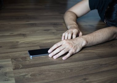 El ulaşmak için telefon, zemin, kaza ve acil durum kavramı bayılmak