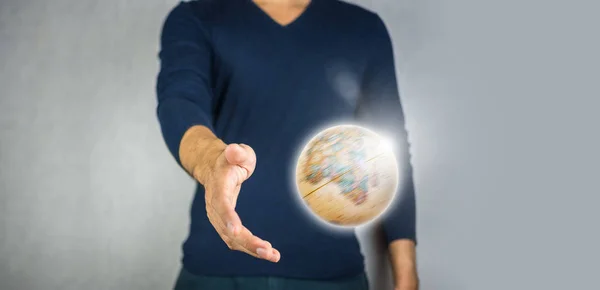 Draaiende globe en open hand, wereld, milieu — Stockfoto