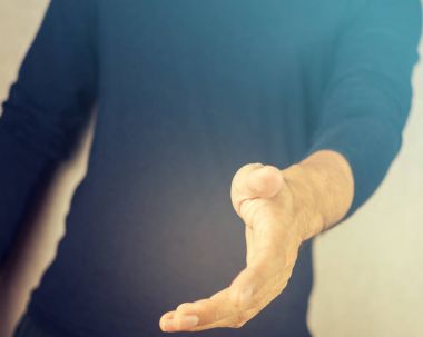 Vintage üzerinde süzülmüş adam tebrik ve ulaşan doğru el açmak