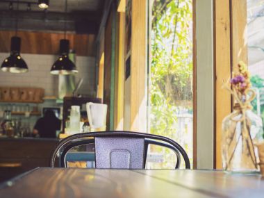 Vintage filtre boş masa ve sandalye hipster göz Cafe