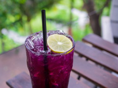 Kelebek bezelye çiçeği suyu dilimlenmiş limon dekorasyonu ile kapatmak