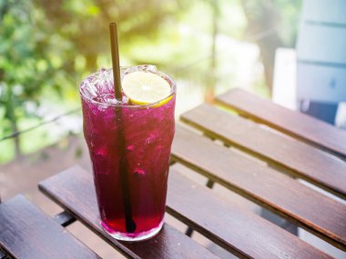 Vintage kelebek bezelye çiçeği suyu dilimlenmiş limon dekorasyonu ile filtre