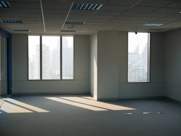 Fenêtres de bureau, espace de travail vide avec vue sur le bâtiment — Photo