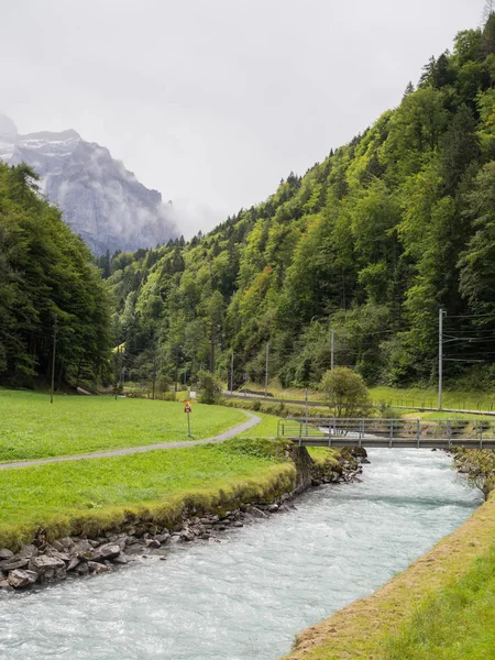 Curso de agua en la naturaleza montañas, Suiza — Foto de Stock