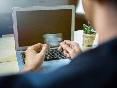 Vintage el üstünde tutma kredi kartı ahşap masa evde filtre