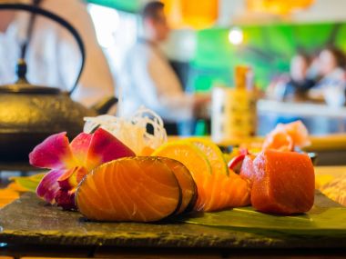 Sashimi mix Japon restoranında taş plaka üzerinde balık türleri
