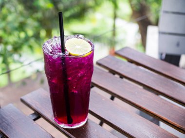 Kelebek bezelye çiçeği suyu dilimlenmiş limon dekorasyonu ile