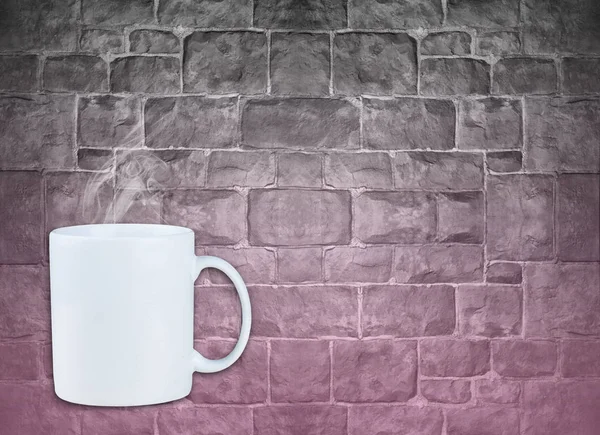 Tazza con ruscello sul muro di cemento, colore rosa sfumatura sul muro — Foto Stock