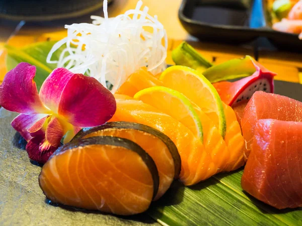 Sashimi mix Japon restoranında taş plaka üzerinde balık türleri — Stok fotoğraf
