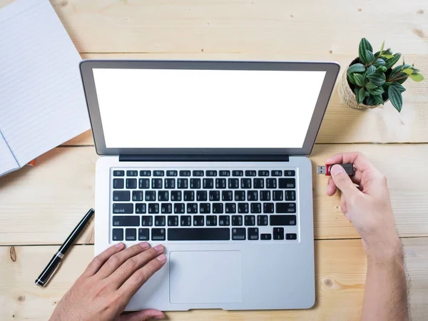 Kullanım ekleme veya buradan çıkarma başparmak götürmek bilgisayar notebook ile ahşap masa, üstten görünüm