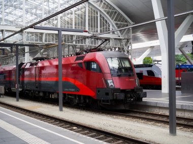 Salzburg, Avusturya: 11 Eylül 2017: Railjet tren geldiğinde Avusturya Salzburg ana tren istasyonunda. Bir yüksek hızlı tren, Avusturya Federal Demiryolları (Obb) ve Çek Demiryolları (Cd Railjet olduğunu).