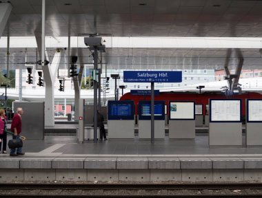 Salzburg, Avusturya - 11 Eylül 2017: Salzburg Hauptbahnhof için yolcu seyahat tren tren garına Salzburg, Salzburg, Avusturya federal devletin başkenti olduğunu.