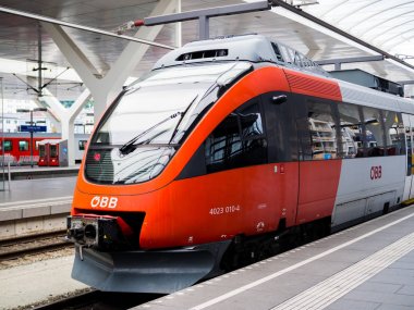 Salzburg, Avusturya - 11 Eylül 2017: Salzburg ana tren istasyonuna, Avusturya Railjet tren geldi. Bir yüksek hızlı tren, Avusturya Federal Demiryolları (Obb) ve Çek Demiryolları (Cd Railjet olduğunu).