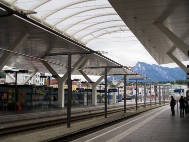 Salzburg, Avusturya - 11 Eylül 2017: Salzburg Hauptbahnhof için yolcu seyahat tren tren garına Salzburg, Salzburg, Avusturya federal devletin başkenti olduğunu