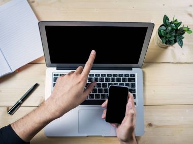 Bilgisayar ekran dizüstü işaret ve akıllı telefon, düz tutarak üstten görünüm yatıyordu