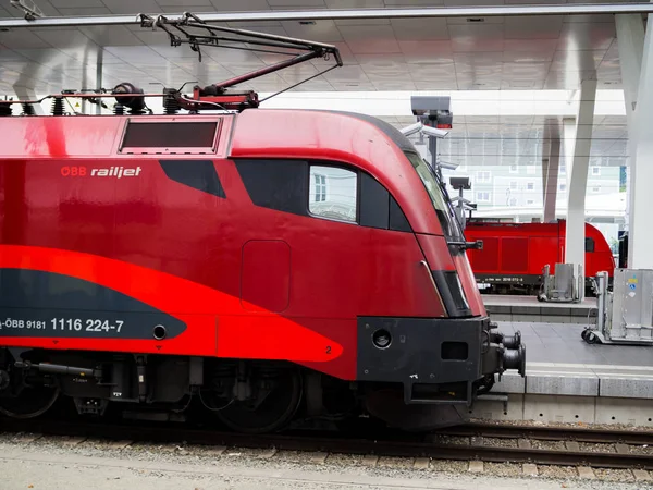 Salzburg, Avusturya - 11 Eylül 2017: Salzburg ana tren istasyonuna, Avusturya Railjet tren geldi. Bir yüksek hızlı tren, Avusturya Federal Demiryolları (Obb) ve Çek Demiryolları (Cd Railjet olduğunu).