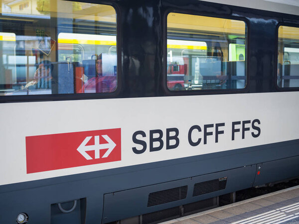 ZERMATT, SWITZERLAND - 13 СЕНТЯБРЯ 2017: поезд SBB CFF FFS прибывает на станцию Церматт. Поезд является национальной железнодорожной компанией Швейцарии
.