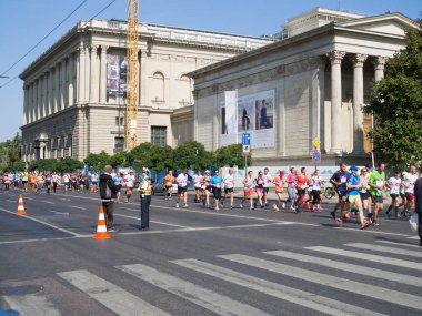 Budapeşte, Macaristan 10 Eylül 2017: İnsanlar katılmak 32 Wizz Air Budapeşte yarı maraton içinde. Koşucular gezi Hosok tere ve Budapeşte güzel yerleri gezin.