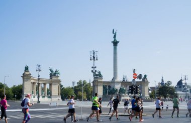 Budapeşte, Macaristan 10 Eylül 2017: İnsanlar katılmak 32 Wizz Air Budapeşte yarı maraton içinde. Koşucular gezi Hosok tere ve Budapeşte güzel yerleri gezin.