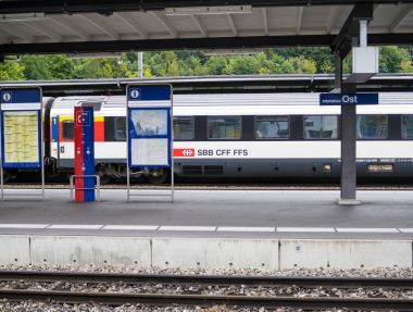 Interlaken, İsviçre - 12 Eylül 2017: Sbb tren Interlaken Ost tren istasyonuna geldi. SBB tren demiryolu ağı İsviçre olduğunu.