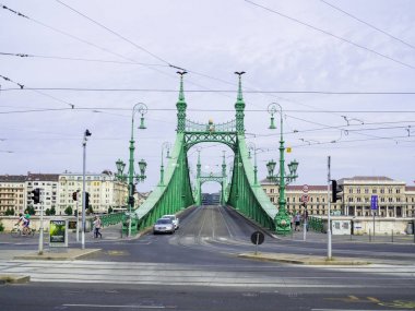 Budapeşte, Macaristan 3 Eylül 2017: insanlar kullanma genel ve Özgürlük Köprüsü'nde, özel taşıma Buda ve Pest nehir Tuna bağlanır. Üçüncü en genel yolu köprüsü olduğunu.