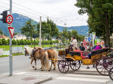 Salzburg, Avusturya 11 Eylül 2017: turist al at Fiaker fayton gezisine Altstadt (eski şehir) Salzburg, Avusturya.