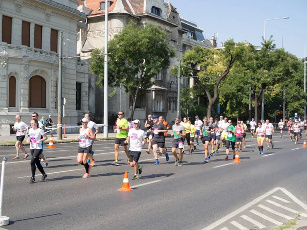 布达佩斯 匈牙利 2017年9月10日 人民参加第三十二威兹航空布达佩斯半马拉松 在布达佩斯的 Hosok 还和其他美丽的地方 跑步者进行观光游览 — 图库照片