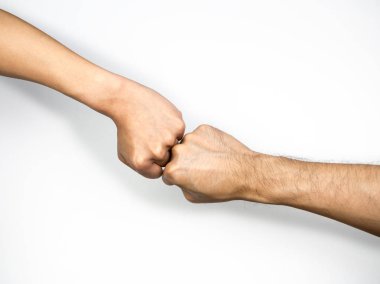 İki erkek eller yumruk beyaz arka plan üzerinde izole birlikte