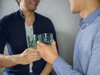 Bardakları tokuşturup ve parti iki adam yakın çekim