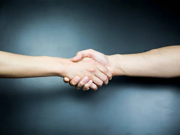 Twee Overhandigde Handdruk Zwarte Achtergrond — Stockfoto