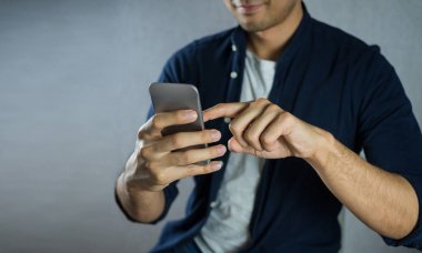 Sürgülü telefon ekran ve gülümseme dostum