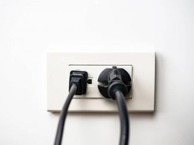 bir soket takılı siyah elektrik kablosu