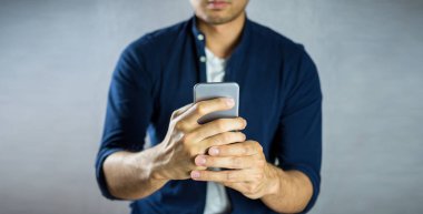 Telefonu yakın çekim, telefonu tutan adam.